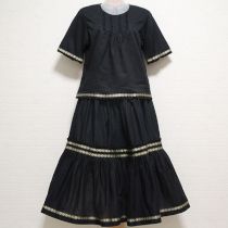 黒ロゴチロリアンテープ使いローンブラウス&スカート