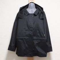 黒フード付きジャケット
