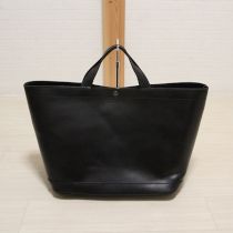 黒ロゴ入りレザーバッグ