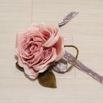 ピンク薔薇コサージュリボン付き