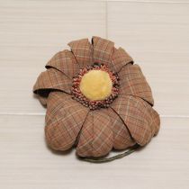 茶系チェック雛菊コサージュ