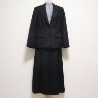 黒ピンストライプジャケット&レース使いスカート