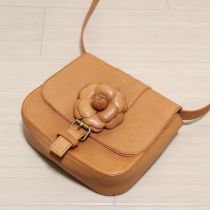 ベージュヌメ革カメリアコサージュ付き2WAYバッグ