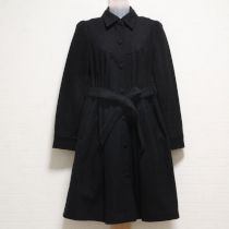 黒シャツ襟Aラインコート
