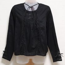 黒サテンリボン使いロゴ刺繍ローンブラウス