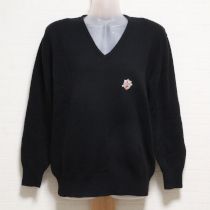 黒エンブレム刺繍セーター