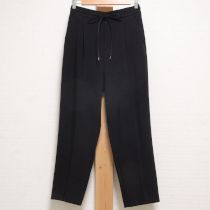 黒ストレッチテーパードパンツ