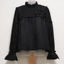 黒フリル使いヨークブラウスリボンブローチ付き