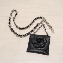 黒×シルバーカメリアミニバッグ付きチェーンベルト