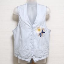 水色ギンガムマーガレット刺繍ベスト