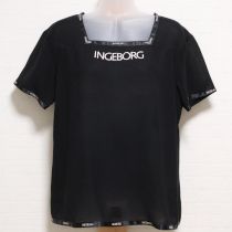 黒ロゴテープ使いジョーゼットブラウス