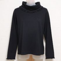 黒ロゴ刺繍入りオフタートルカットソー