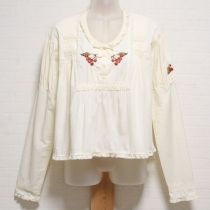 クリームチェリー刺繍ブラウス