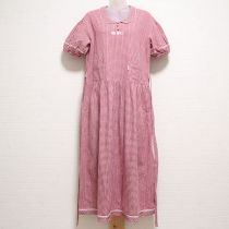 赤ロゴ入りチェックワンピース