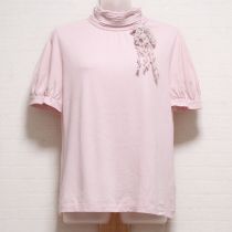 ピンクリボンコサージュ付きハイネックカットソー【L】