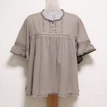 ベージュレース使いスモック刺繍ブラウス