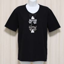 黒リボン×ロゴパッチTシャツ