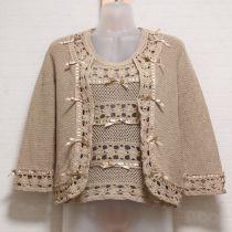 ベージュ通しサテンリボン使いクロッシェセーター&カーディガン