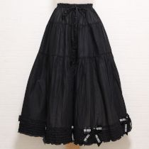 黒ロゴリボン使いピコフリルローンスカート