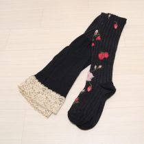 黒薔薇と苺柄タイツ