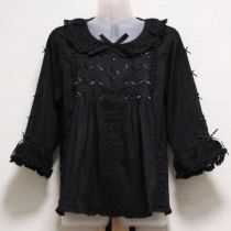 黒リボン使いフリルブラウス
