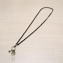 黒系カメリアチャーム付き斜め掛けキーチェーン