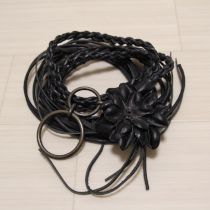 黒革花モチーフ付きループベルト