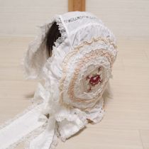 白エターナルローズ刺繍入りフリルボンネット