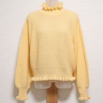 黄フリル使いタートルニット
