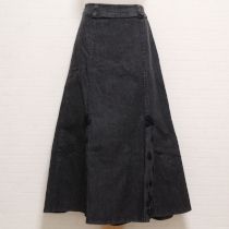 黒モチーフ付きデニムスカート