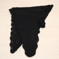 黒コサージュ付き柄編み三角ストール