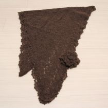 茶コサージュ付き柄編み三角ストール