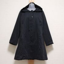 黒フリル使いフード付きコート