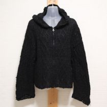 黒花モチーフ付きケーブルニットパーカー