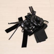 黒レザーカメリア×ボリュームリボンコサージュ