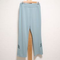 ブルーグレーフラワーモチーフ付きスリットパンツ【4(11号)】