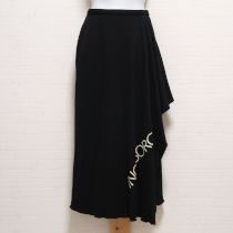 黒ロゴ入りカットソー巻スカート