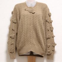 ベージュ薔薇モチーフ柄編みカーディガン