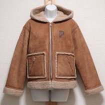 ベージュ系ロゴ刺繍ムートン調コート