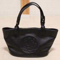 黒カメリア型押しレザートートバッグ