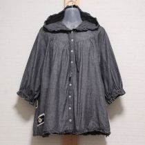 グレーひな菊ワッペン使いダンガリーフードブラウス