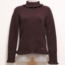 こげ茶ニットフリルロゴ刺繍タートルセーター