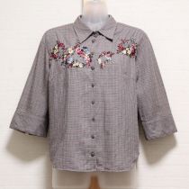 グレー系チェックリース刺繍ブラウス