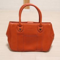オレンジロゴ入りレザーバッグ
