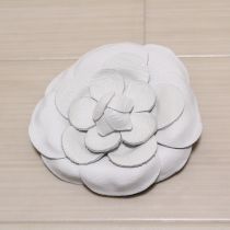 白レザーカメリアコサージュ