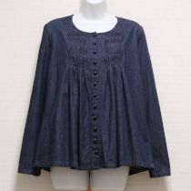 紺倒しタックソフトデニムブラウス
