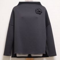 グレーボトルネックカットソーコサージュ付き