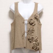 ベージュ花モチーフ付きケーブル編みジレ