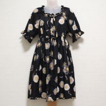 黒ひな菊コサージュプリントチュニックブラウス