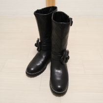 黒カメリア付きレザーブーツ